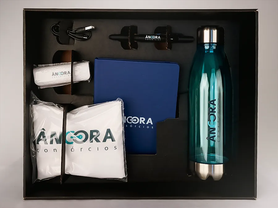 Kit corporativo personalizado com garrafa térmica, notebook e fone — Bella Criativa