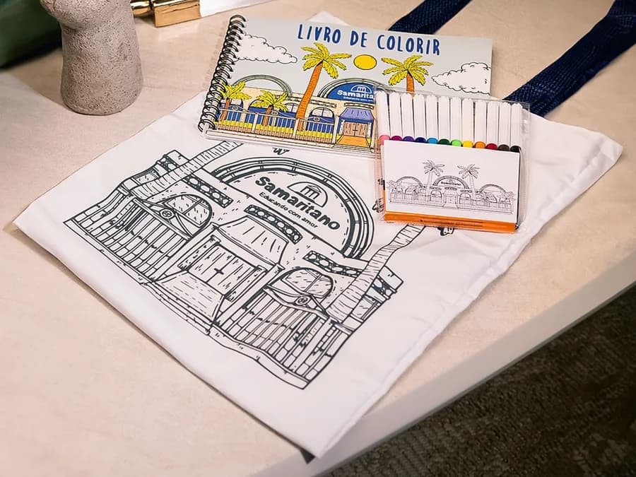 Kit brinde criativo com sacola de tela e livro de colorir personalizado — Bella Criativa