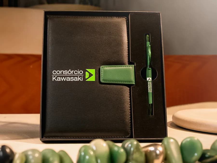 Kit executivo personalizado com caderno de couro e caneta — Bella Criativa