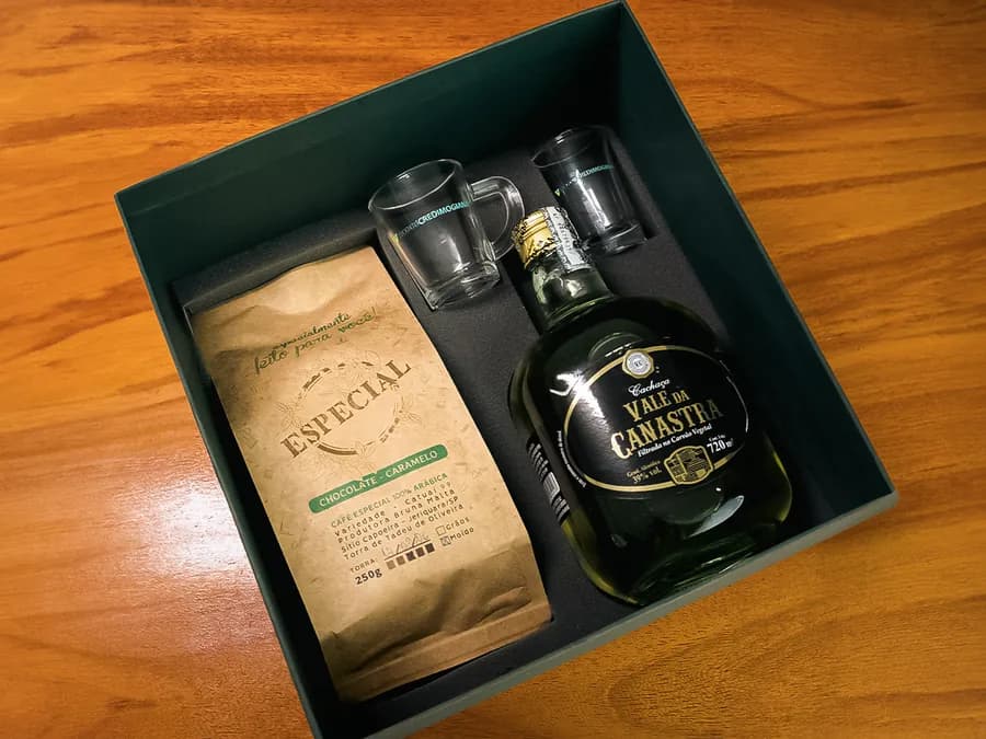 Kit presente premium gourmet com whisky e café especial — Bella Criativa